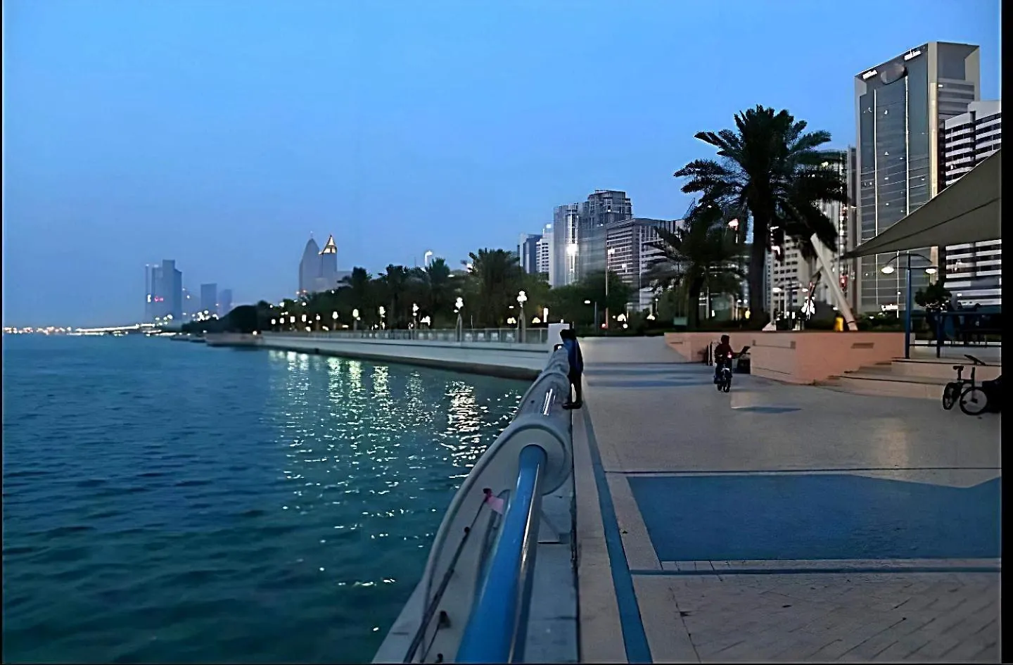 Cornich Street - Suave Sea View Room Abu Dhabi Hostel